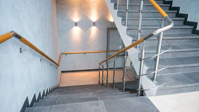 Wyprodukowane i pomalowane na życzenie klienta balustrady i poręcze wewnętrzne