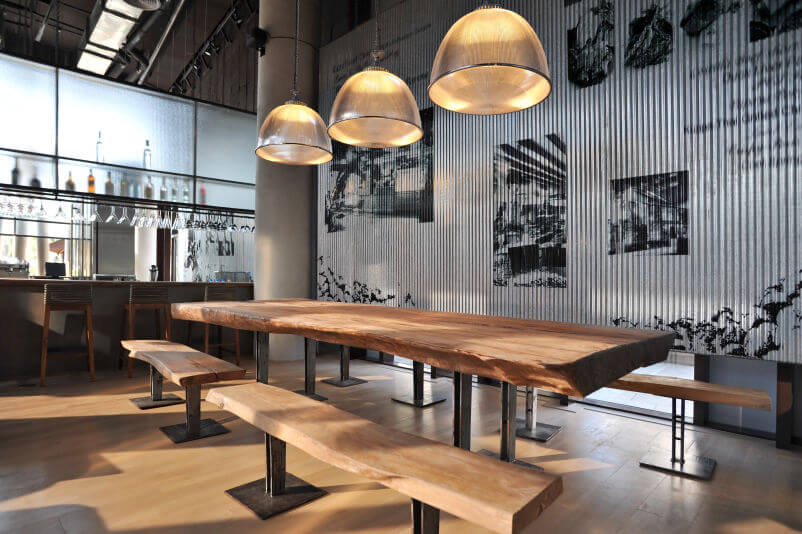 Meble industrialne w restauracji wykonane zgodnie z wytycznymi przez klienta