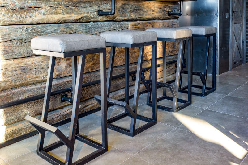 Loftowe stołki - hokery barowe, które idealnie sprawdzą się w lokalach gastronomicznych lub w kuchni