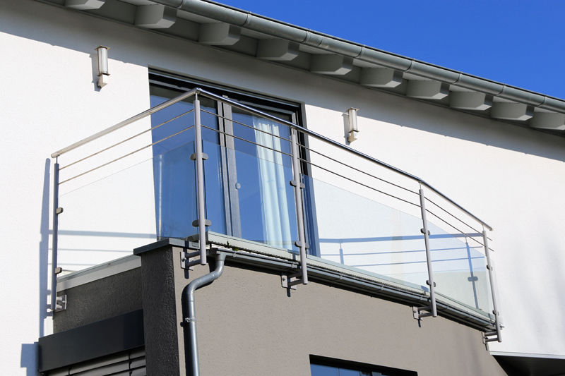 Nowoczesne balustrady balkonowe ze szkłem