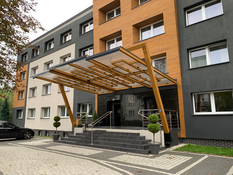 Wykonane niestandardowe balustrady i poręcze na życzenie klienta, który prowadzi hotel