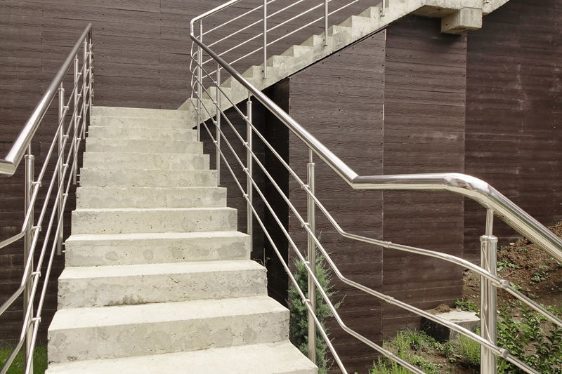 Poręcze i balustrady schodowe wewnątrz obiektu w Katowicach